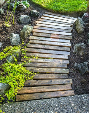 simple stripes of wood make a short path